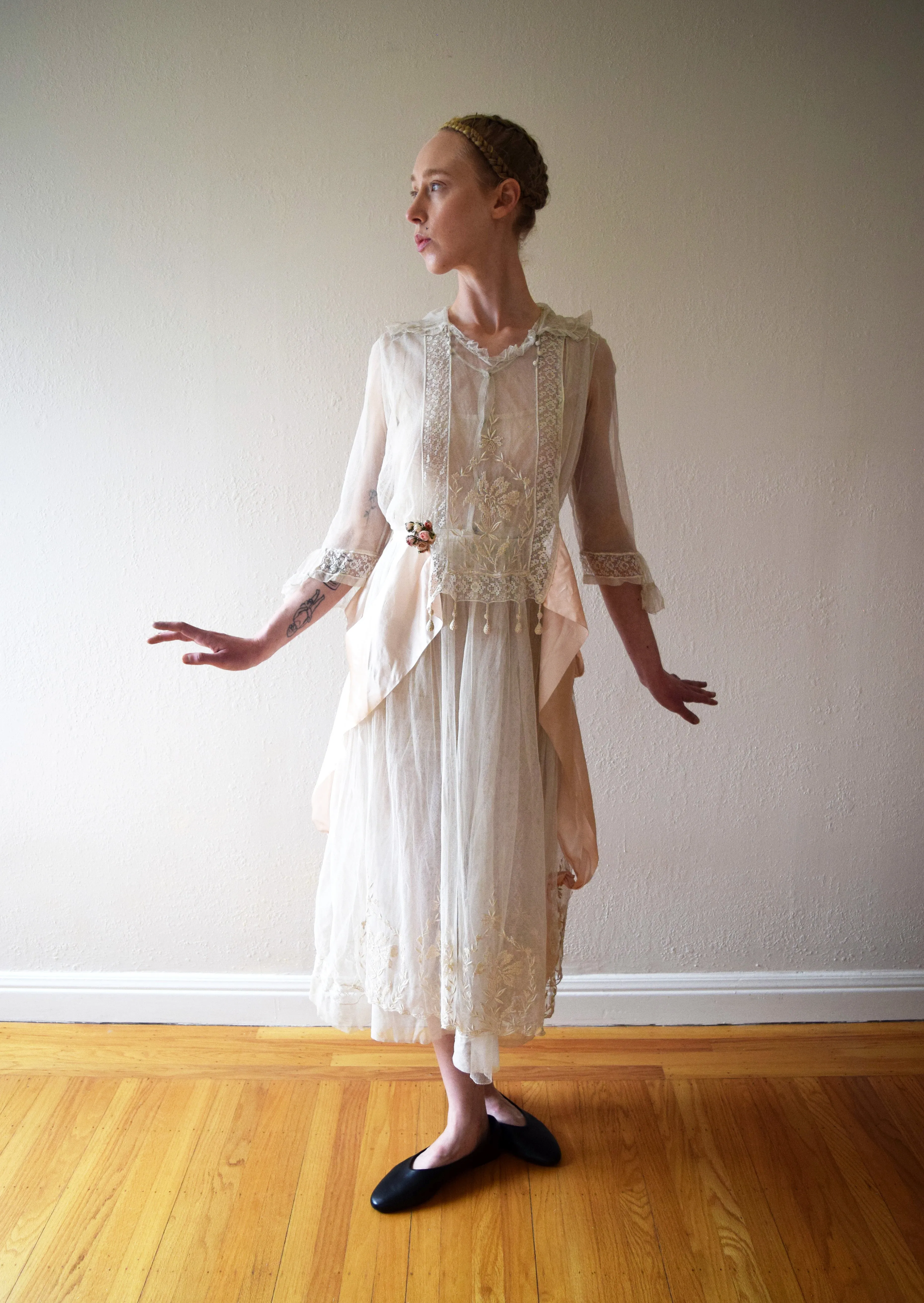 Antique 1910s embroidered net dress . vintage wedding dress . size xs to small