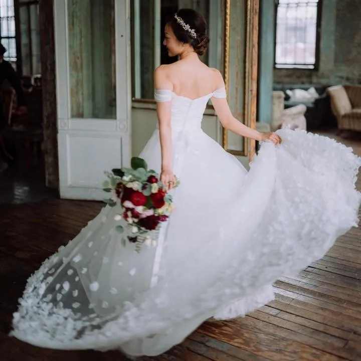 Clustered Petals Skirt Wedding Dress Off-the-shoulder Vestido de novia