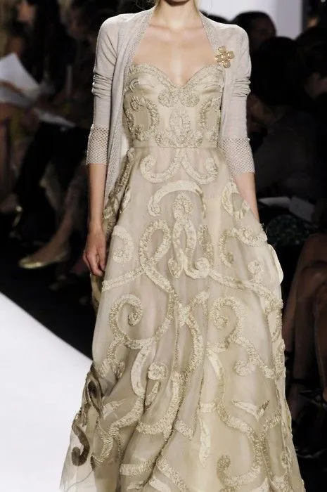 Dreamy Fall 2007 Oscar de la Renta Silk Organza Strapless Wedding Dress w Silk Ribbon Embellishment Detailing
