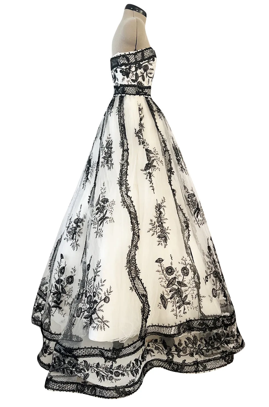 Magnificent Spring 2003 Oscar de la Renta Runway Look 59 White Net & Black Embroidery Dress