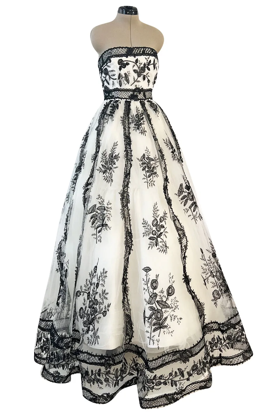 Magnificent Spring 2003 Oscar de la Renta Runway Look 59 White Net & Black Embroidery Dress