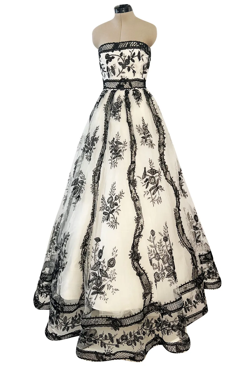 Magnificent Spring 2003 Oscar de la Renta Runway Look 59 White Net & Black Embroidery Dress
