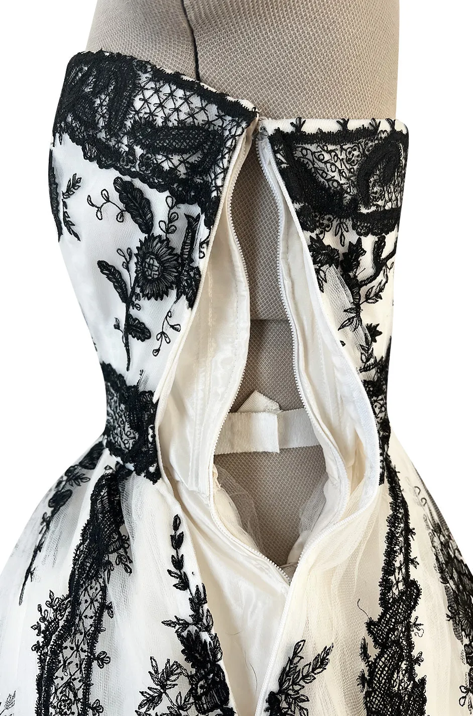 Magnificent Spring 2003 Oscar de la Renta Runway Look 59 White Net & Black Embroidery Dress