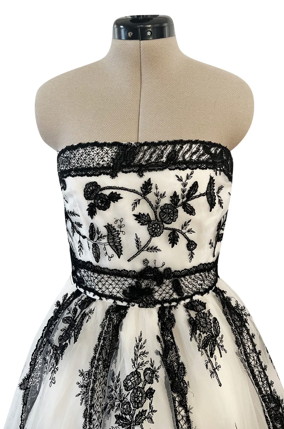 Magnificent Spring 2003 Oscar de la Renta Runway Look 59 White Net & Black Embroidery Dress