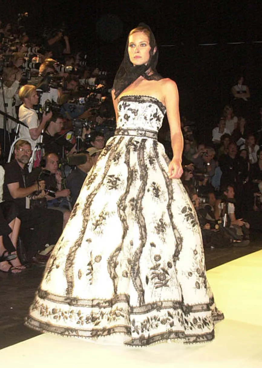 Magnificent Spring 2003 Oscar de la Renta Runway Look 59 White Net & Black Embroidery Dress