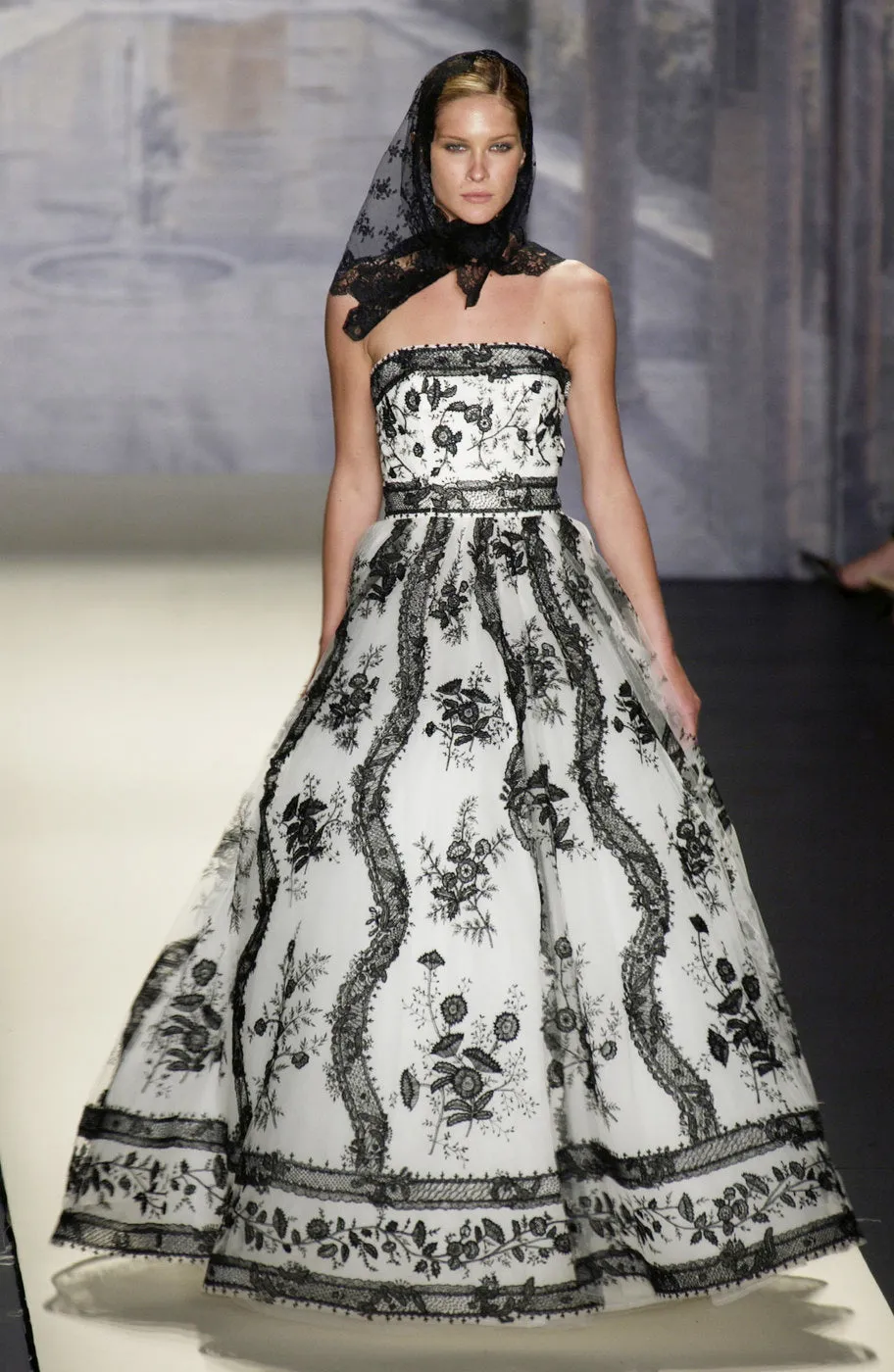 Magnificent Spring 2003 Oscar de la Renta Runway Look 59 White Net & Black Embroidery Dress