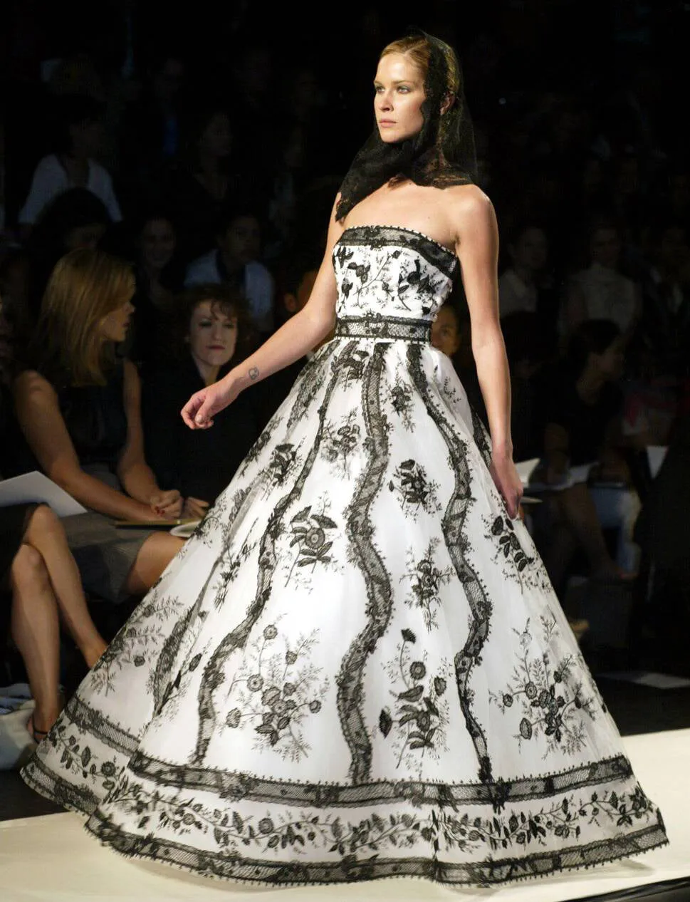 Magnificent Spring 2003 Oscar de la Renta Runway Look 59 White Net & Black Embroidery Dress