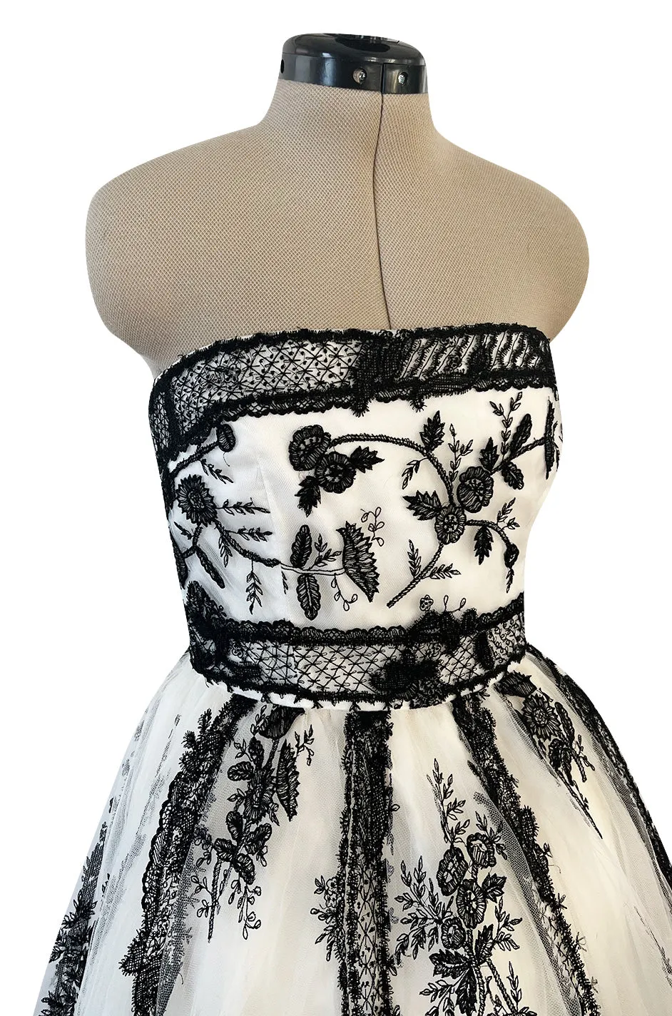 Magnificent Spring 2003 Oscar de la Renta Runway Look 59 White Net & Black Embroidery Dress