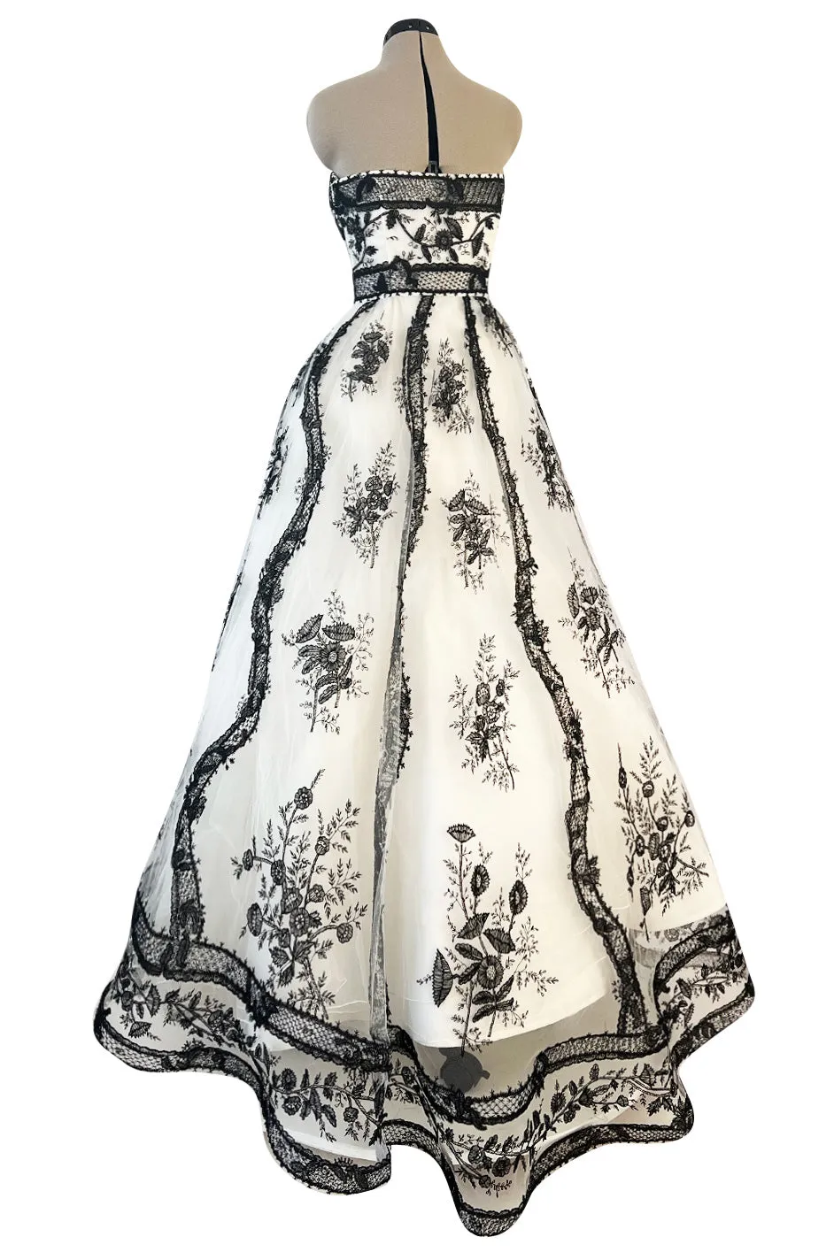Magnificent Spring 2003 Oscar de la Renta Runway Look 59 White Net & Black Embroidery Dress