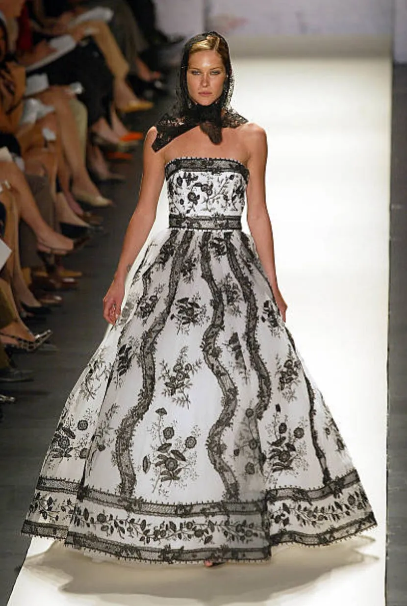 Magnificent Spring 2003 Oscar de la Renta Runway Look 59 White Net & Black Embroidery Dress