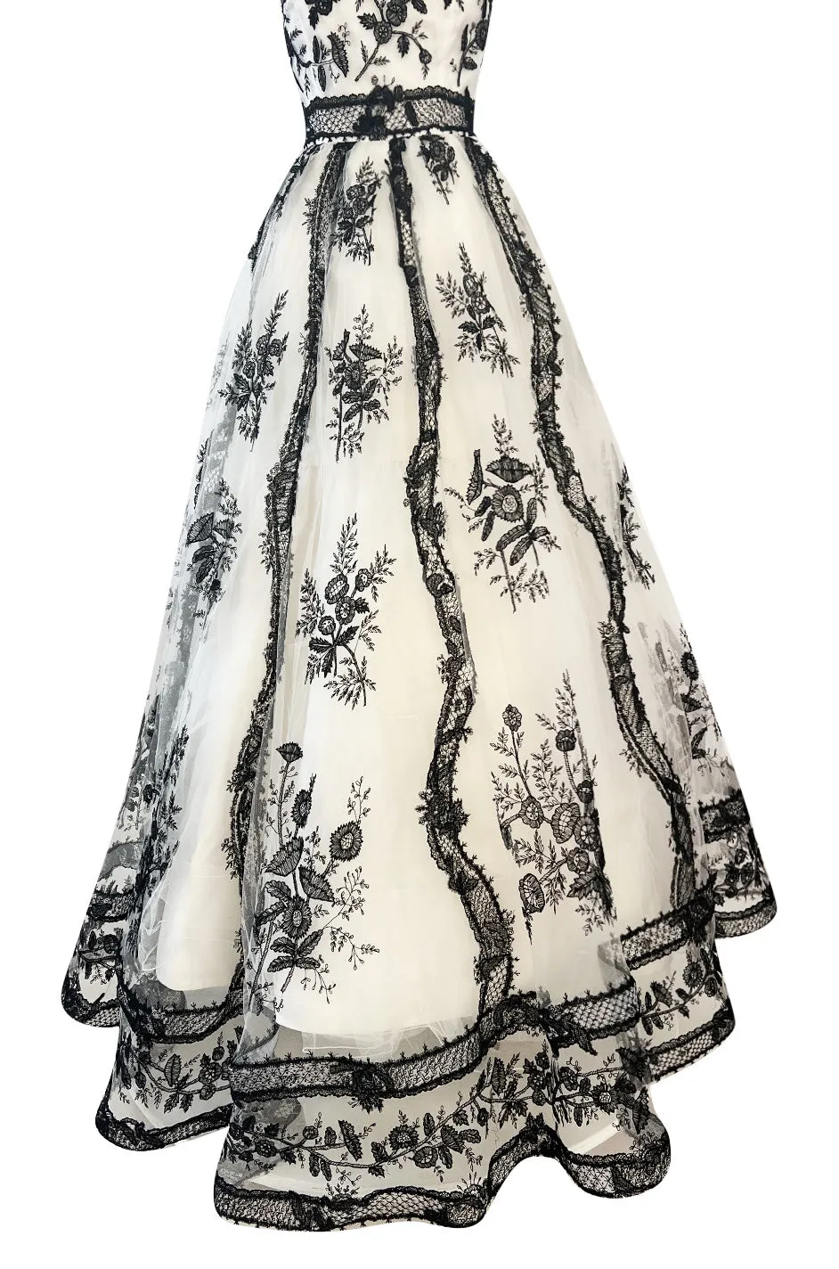 Magnificent Spring 2003 Oscar de la Renta Runway Look 59 White Net & Black Embroidery Dress