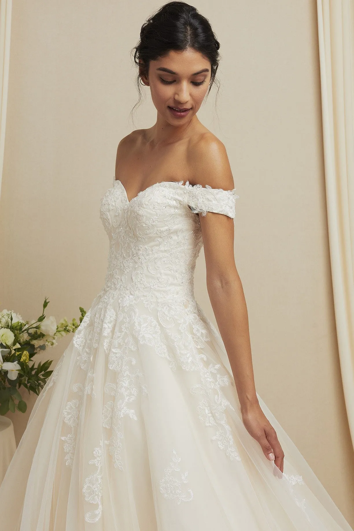 OFF-SHOULDER, SWEETHEART NECKLINE  21-GPW155-4X