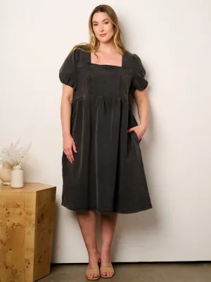 PLUS SIZE SHORT PUFF SLEEVE SQUARE NECK POCKETS FLORAL DENIM MIDI DRESS