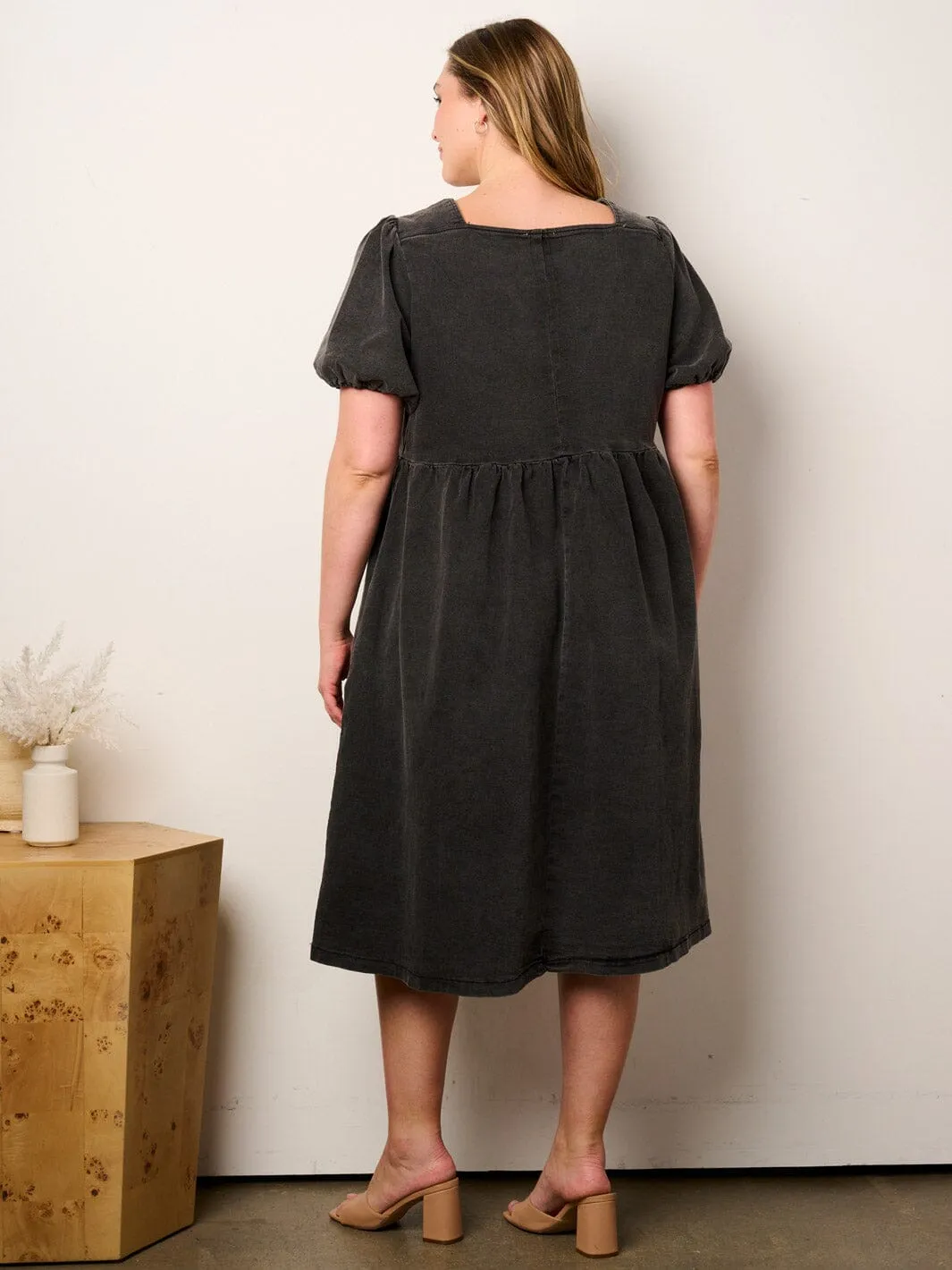 PLUS SIZE SHORT PUFF SLEEVE SQUARE NECK POCKETS FLORAL DENIM MIDI DRESS