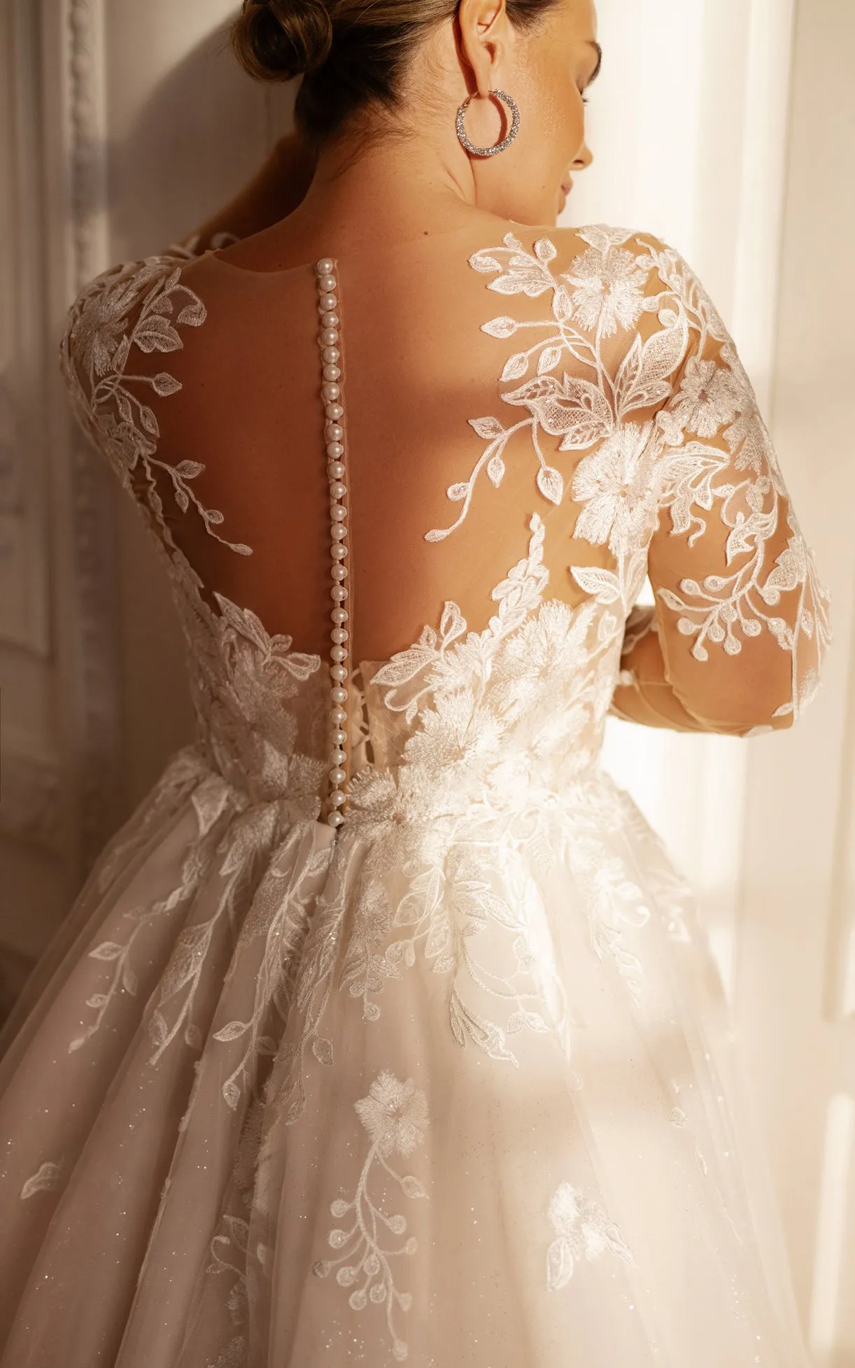 Sexy Ball Gown Bateau Lace Sweep Train Wedding Dress with Appliques-716095