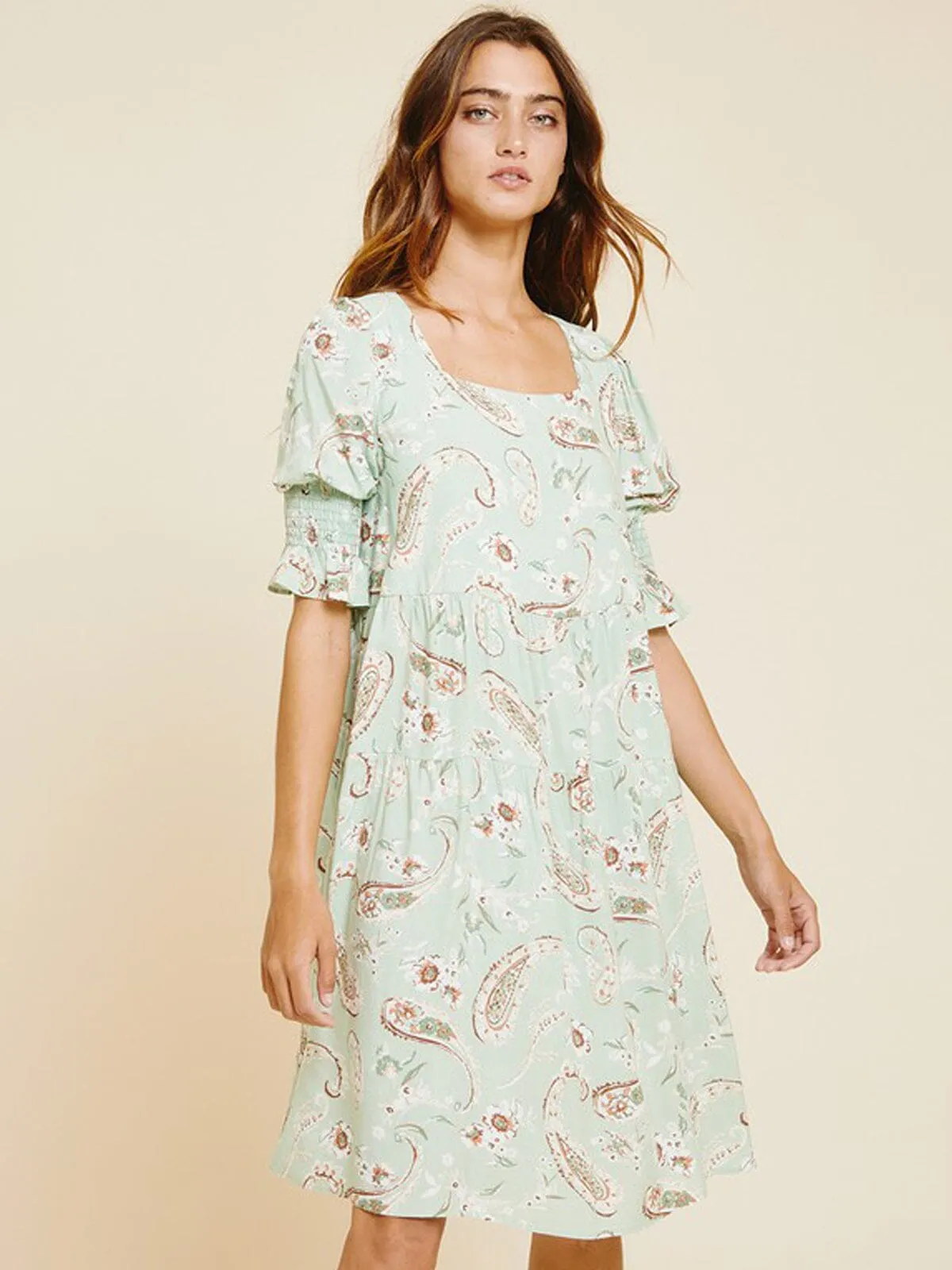 WOMEN'S SHORT PUFF SLEEVE TIERED PAISLEY PRINT MINI DRESS